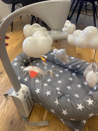 Babynest och nattlampa