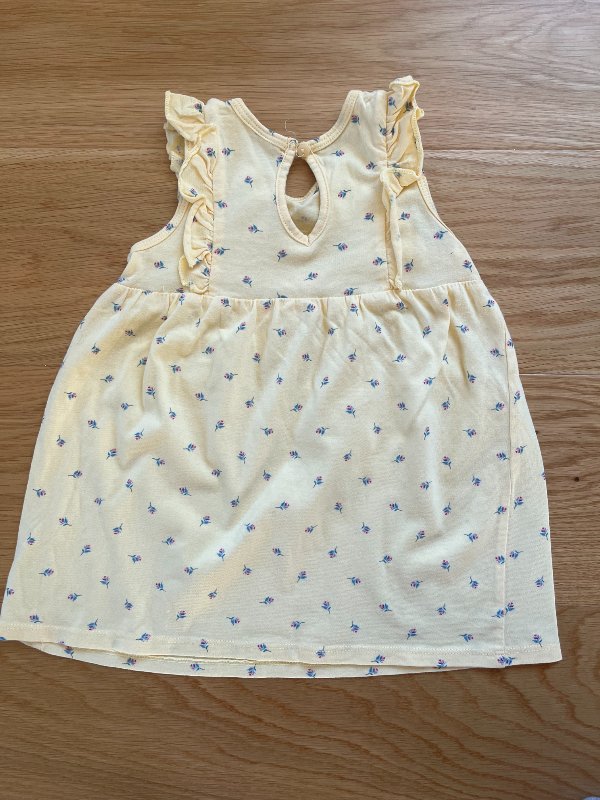 Gul klänning med små blommor i storlek 74