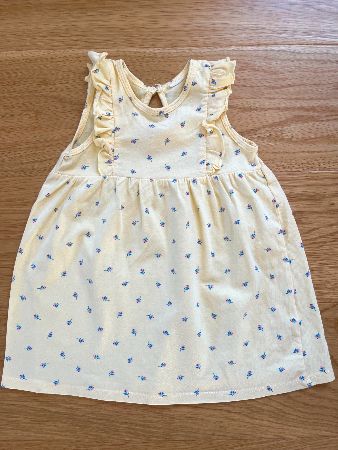 Gul klänning med små blommor i storlek 74