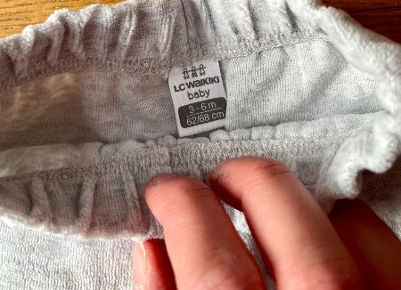 2 par byxor med fötter i storlek 62/68