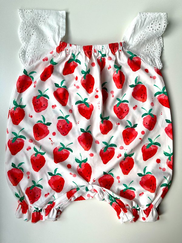 Romper med jordgubbar i storlek 80