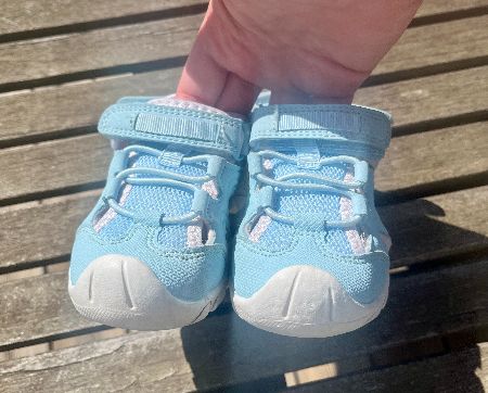 Trekmates sandaler i storlek 22