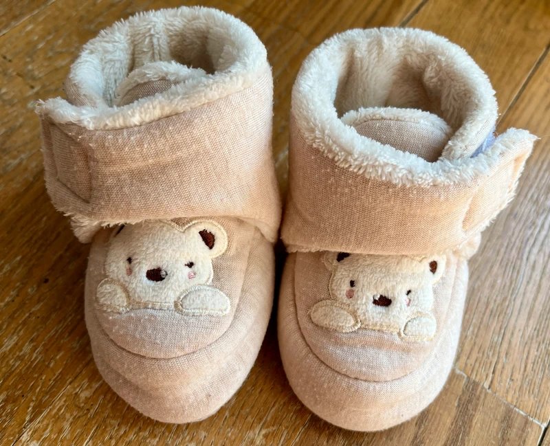 Mjuka stövlar/tofflor med björn i storlek 19