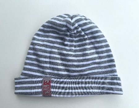Barnmössa med grå ränder