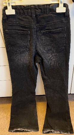 Svarta utsvängda jeans strl 140