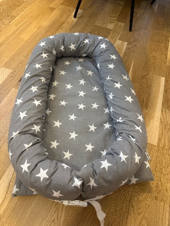 Babynest och nattlampa