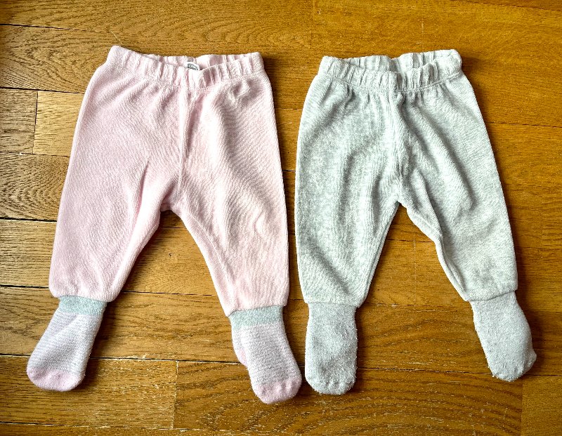 2 par byxor med fötter i storlek 62/68