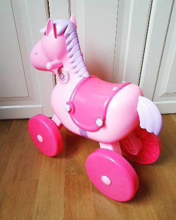 Gulliga rosa Gåhäst för barn, på hjul