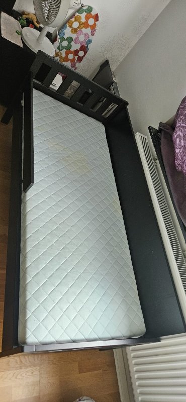 I gott skick. Kan hämtas på Hisingsbacka, Göteborg.  2 sängstomme med ribbotten finns tillgängliga. Kostar 350 kr styck.  Nypris på Ikea är 1295 kr.  Demonterad och klar för upphämtning.
