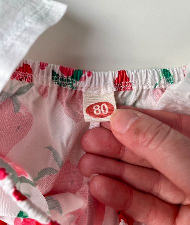 Romper med jordgubbar i storlek 80