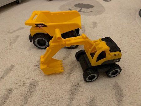 Två fina leksaksfordon