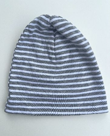 Barnmössa med grå ränder