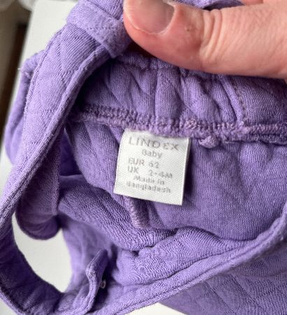 Quiltad hängslebyxa från Lindex i storlek 62