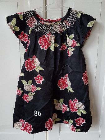 Svart barnklänning med blommigt mönster, Åhléns, storlek 86