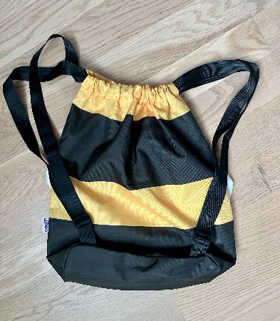 Bi ryggsäck med vingar