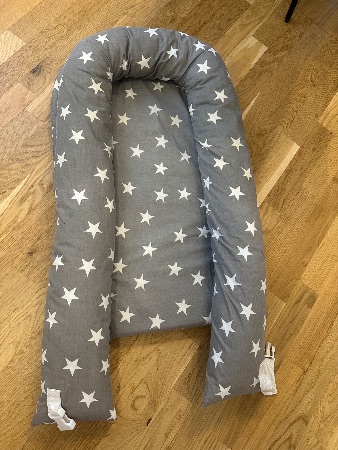 Babynest och nattlampa