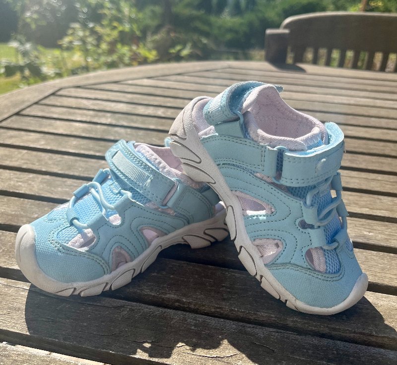 Trekmates sandaler i storlek 22