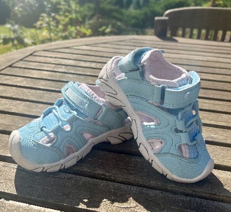 Trekmates sandaler i storlek 22