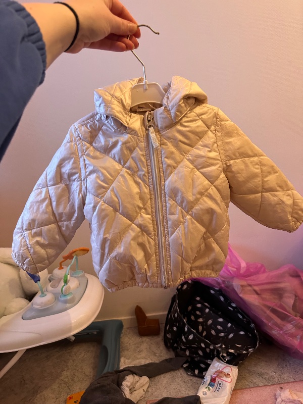 Pärlvit lite tjockare vår/höstjacka, storlek 68