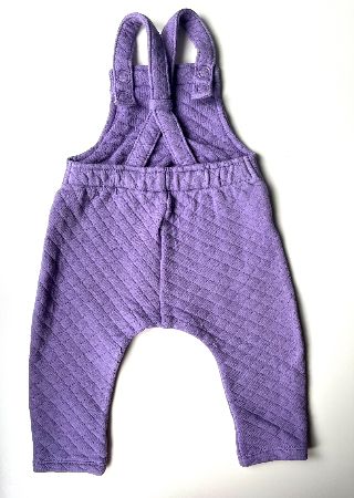 Quiltad hängslebyxa från Lindex i storlek 62