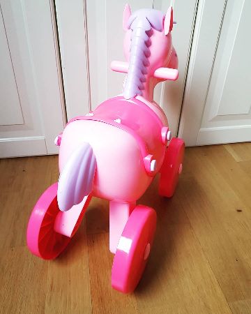 Gulliga rosa Gåhäst för barn, på hjul