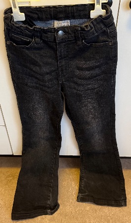 Svarta utsvängda jeans strl 140